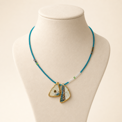 Azura Necklace – Χειροποίητο Κολιέ με Μαλαχίτη & Χρυσές Λεπτομέρειες