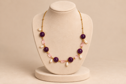 Violetta Necklace. Χειροποίητο Κολιέ με Ροζ- Μωβ Ρητίνη και Μαργαριτάρια.