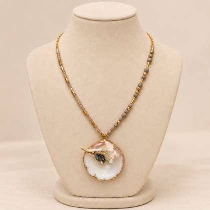 Nereya Necklace – Χειροποίητο Κολιέ με Φυσικό Κοράλλι & Χρυσές Λεπτομέρειες